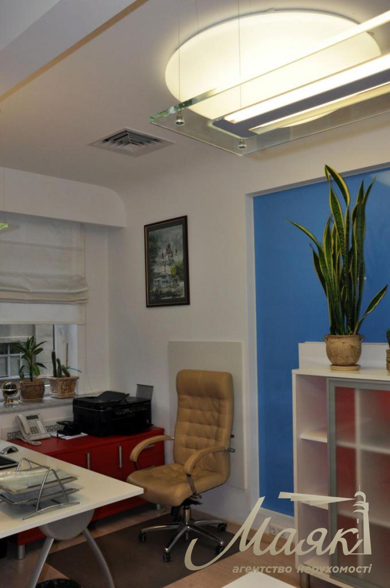 For sale is a respectable office of 178 sq.m. near Mariinsky Park on Grushevskogo Street 9A!