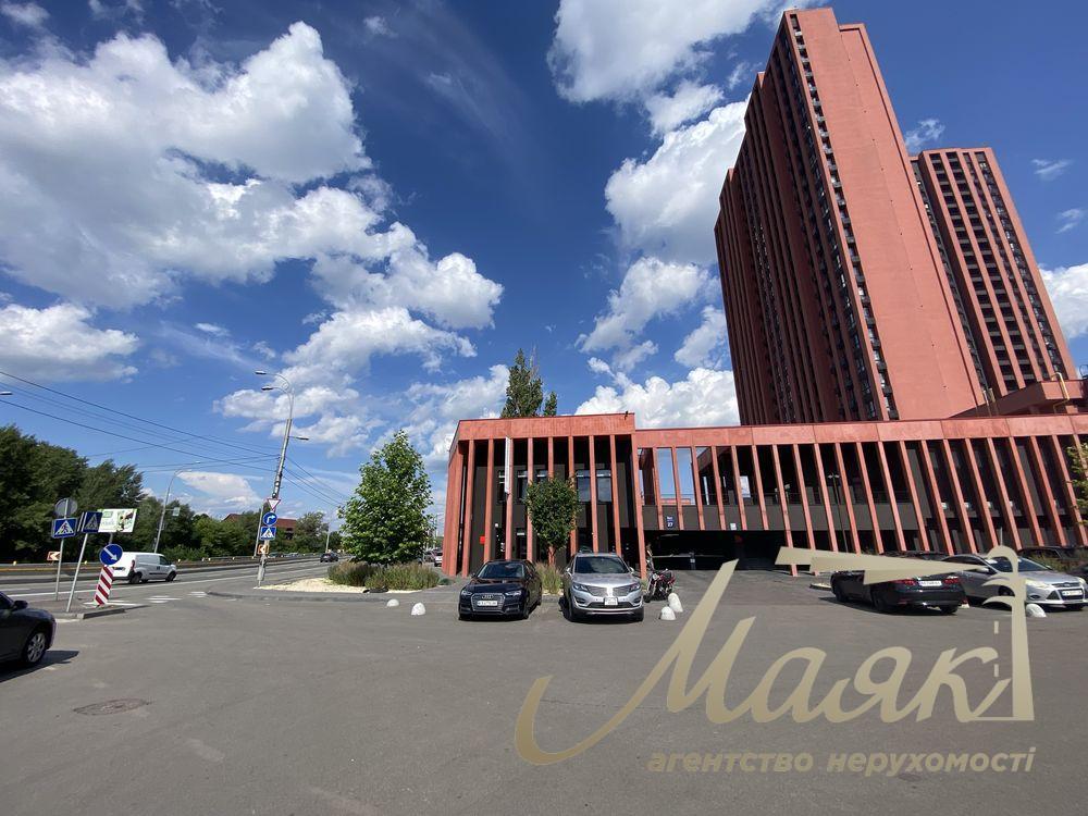 Аренда фасадного помещения 318 м² с рампой и парковкой — отдельностоящее здание