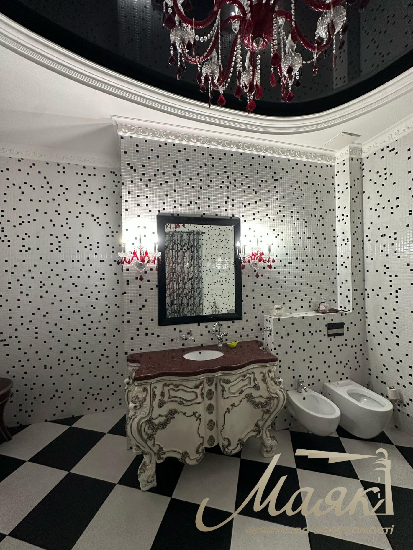 For sale one-storey cottage with access to the lake in the cottage town in the village of New Bezradichi, Obukhiv district.