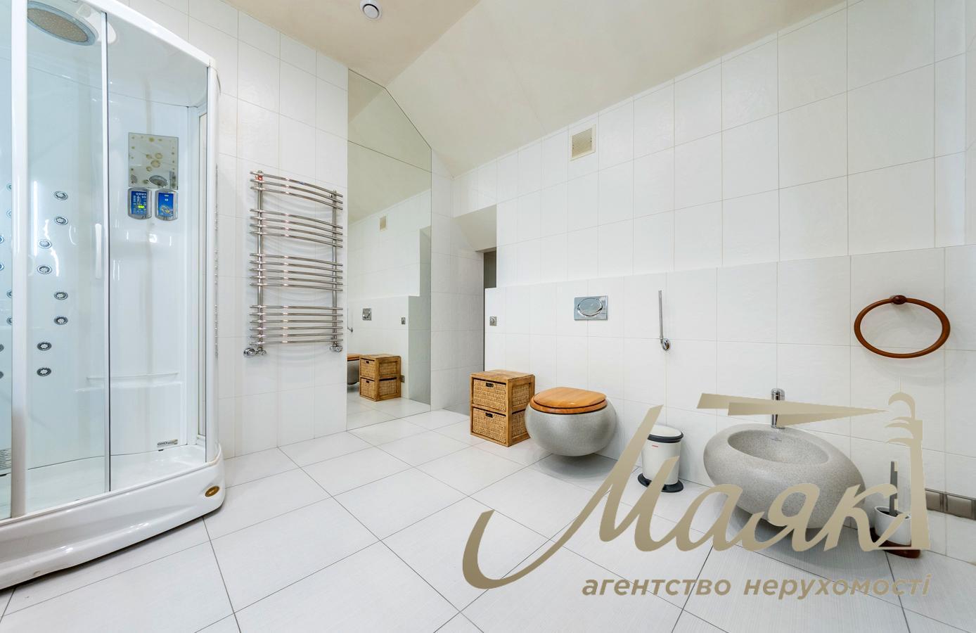 For sale house 400m2 in the village. Romankov, suburbs of Kiev, 18 acres, 8 km to Kiev, in Obukhiv district.