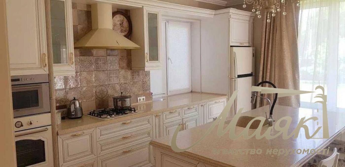 Оренда двоповерхового будинку площею 240,8 м² у Козині/Конча-Заспі, біля річки Козинка, Київська область, Обухівський напрямок.