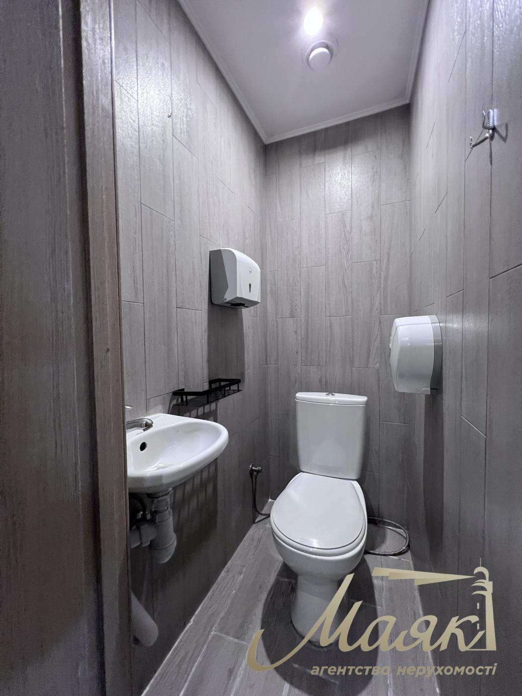 Оренда фасадного приміщення 156м2, Шота Руставелі 15.