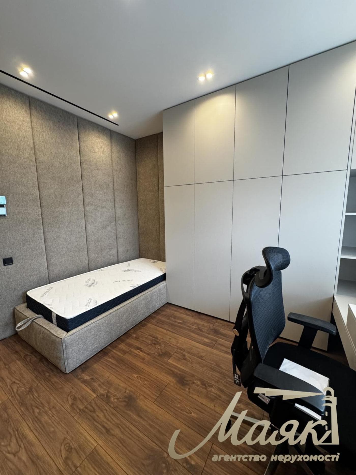 Rent 3 bedroom apartment in LCDDelmar, 90m, Pechersk