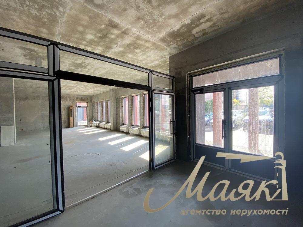 Аренда фасадного помещения 318 м² с рампой и парковкой — отдельностоящее здание