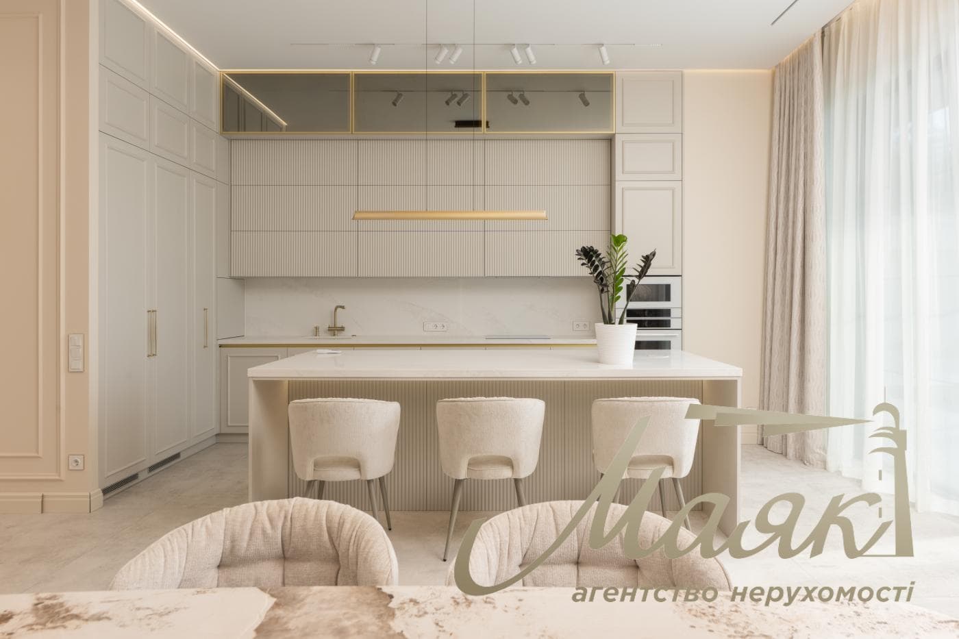 Продаж будинку площею 450 м² з басейном та гостьовим будинком у житловому комплексі «Хутір Ясний», Лесники