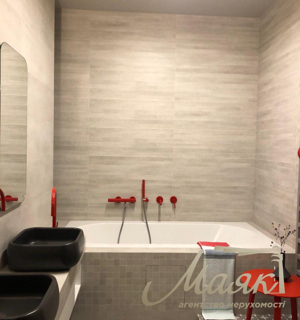 Sale of 4-room apartment in residential complex "Novopecherskie Lipki" st. Dragomirova 20.