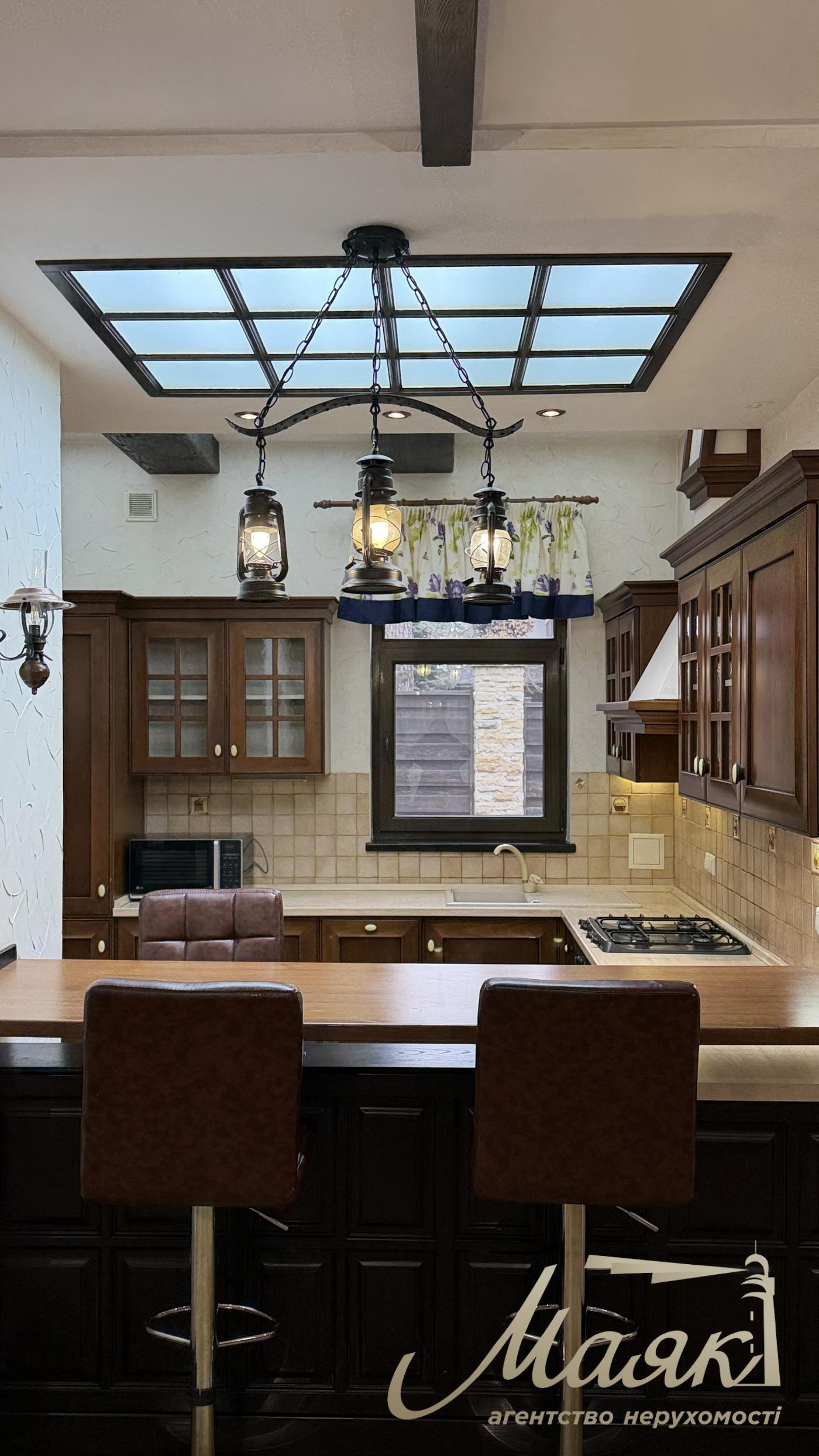 Оренда будинку К.Заспа, Козин, Плюти, оренда будинку в містечку, басейн, ліс, охорона