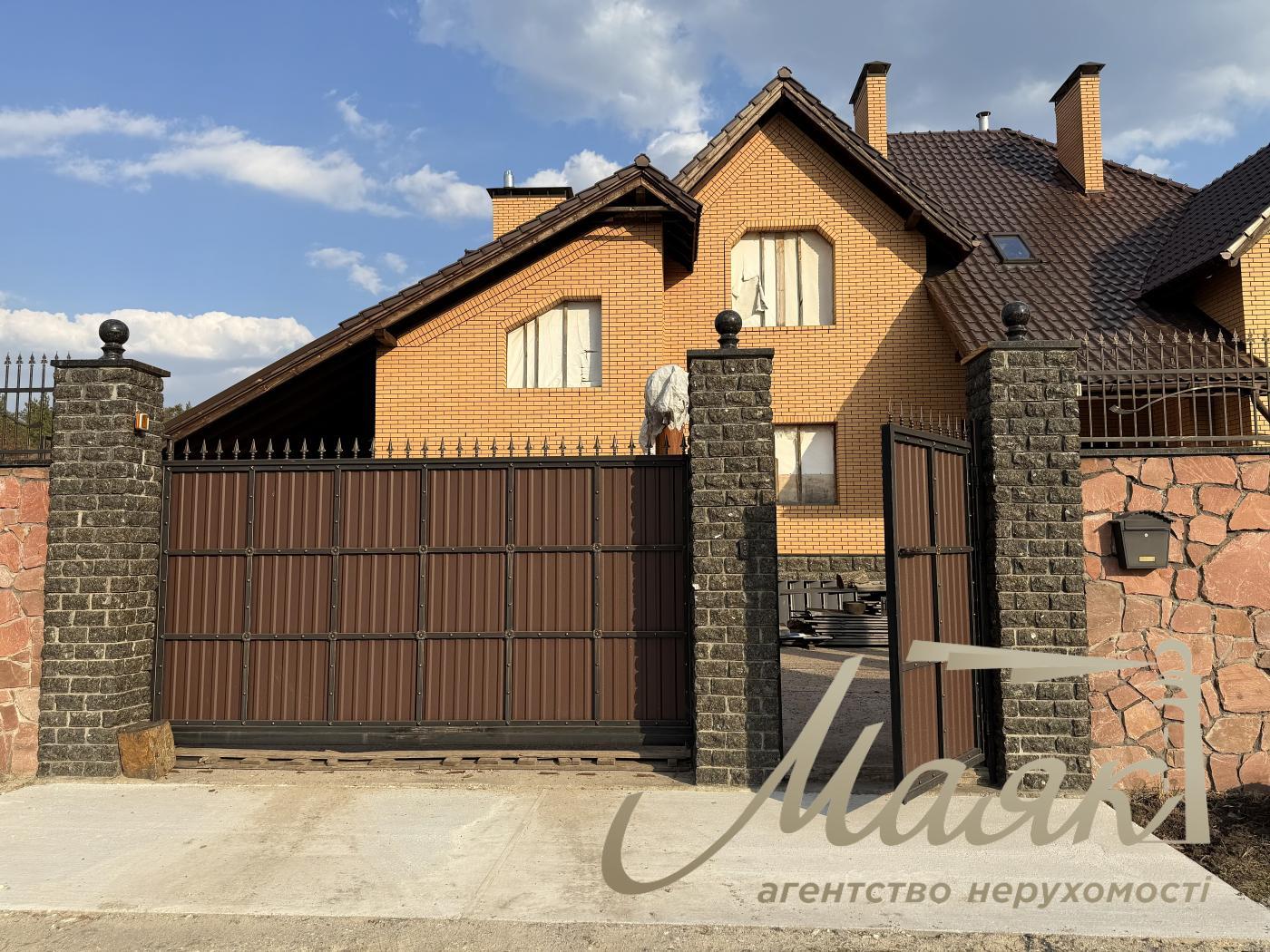 Продажа 2х-этажного дома 357.39м2 в с.Погребы, Броварский район.