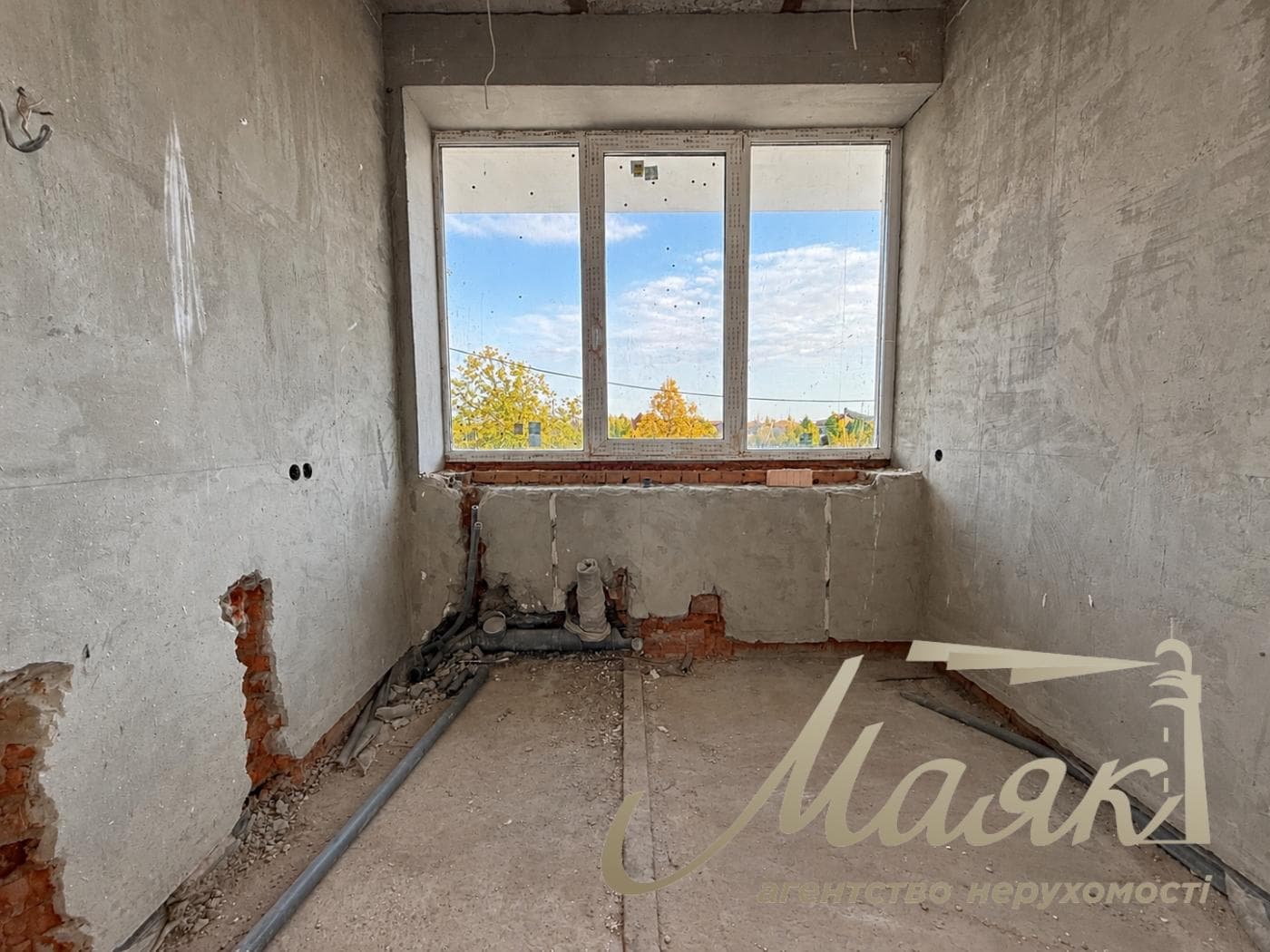 3-story house for sale, 325 m², village of Plyuty