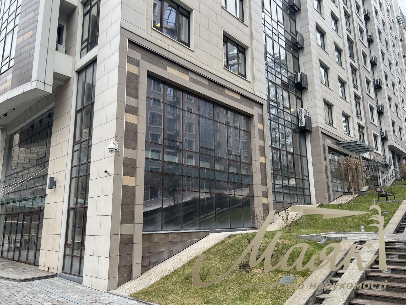 Продаж фасадного приміщення в ЖК Бульвар Фонтанів, вул Саперне Поле 3