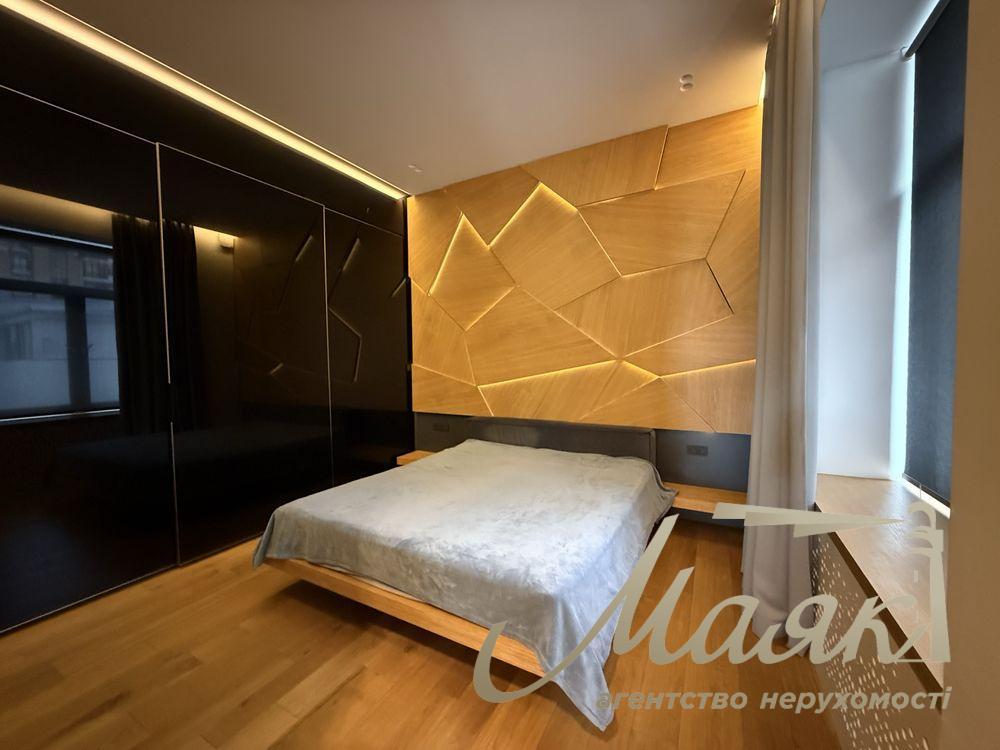 For sale premium apartment 75m2 in the very center of Kiev - Lutheranskaya Street, 7/10 (next to the Arch and Khreshchatyk).