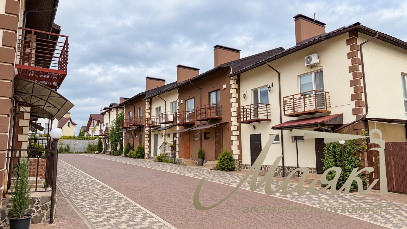 Продаж 3-поверхового будинку/таунхауса площею 95 м² з ремонтом у с. Ходосівка, Обухівський напрямок, Київська область, підвальне приміщення, газ.