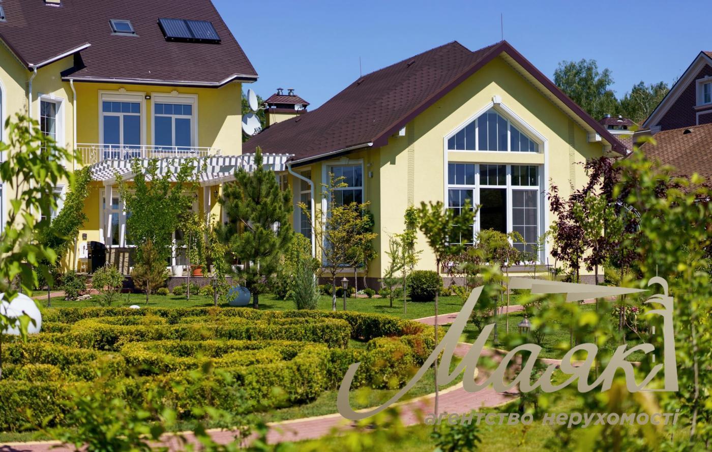 Rent of 3-storey house (840m2) s.Kozin