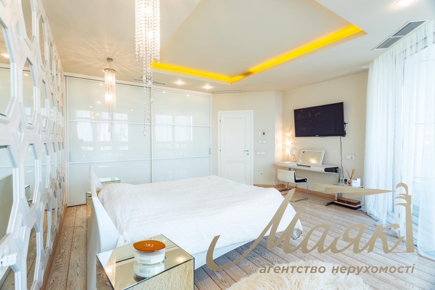 Rent 180m2 view apartment in LCD Novopecherskie Lipki, Andriy Verkhoglyada/Dragomirov Street 5, Pechersk, Kyiv