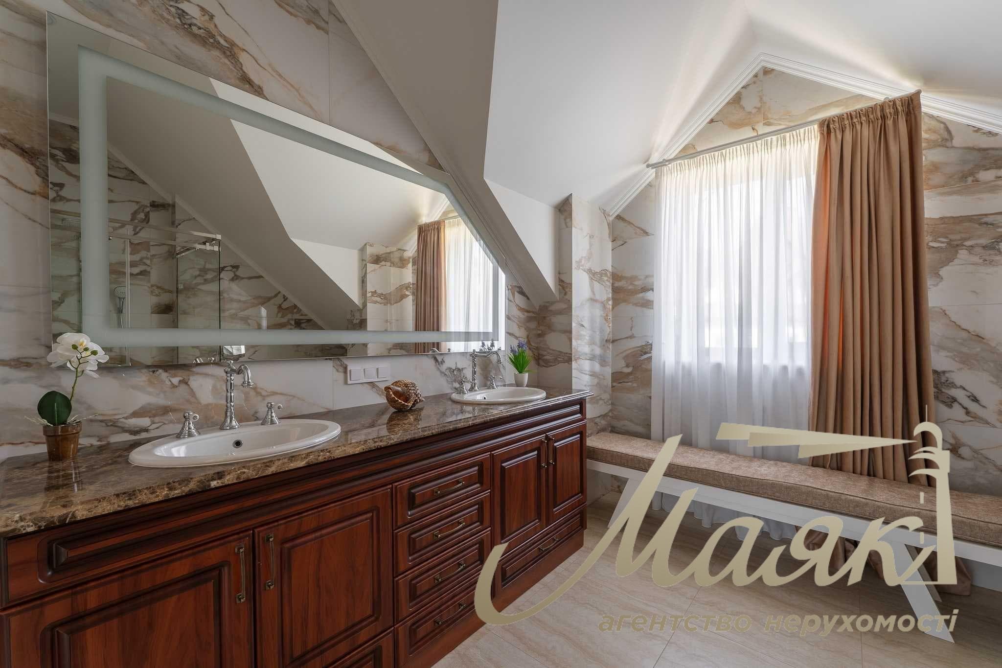 Продаж будинку/сімейної садиби площею 450 м² (2 будинки загальною площею 580 м²), земельна ділянка площею 30 соток, Чапраївка/Віта Литовська, м. Київ, Голосіївський район, 15 хвилин від станції метро «Видубичі»