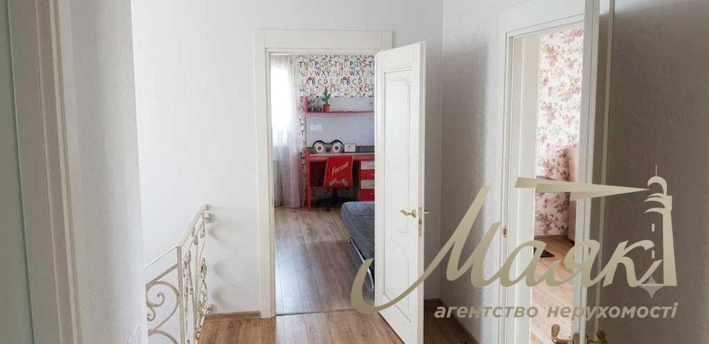 Оренда двоповерхового будинку площею 240,8 м² у Козині/Конча-Заспі, біля річки Козинка, Київська область, Обухівський напрямок.