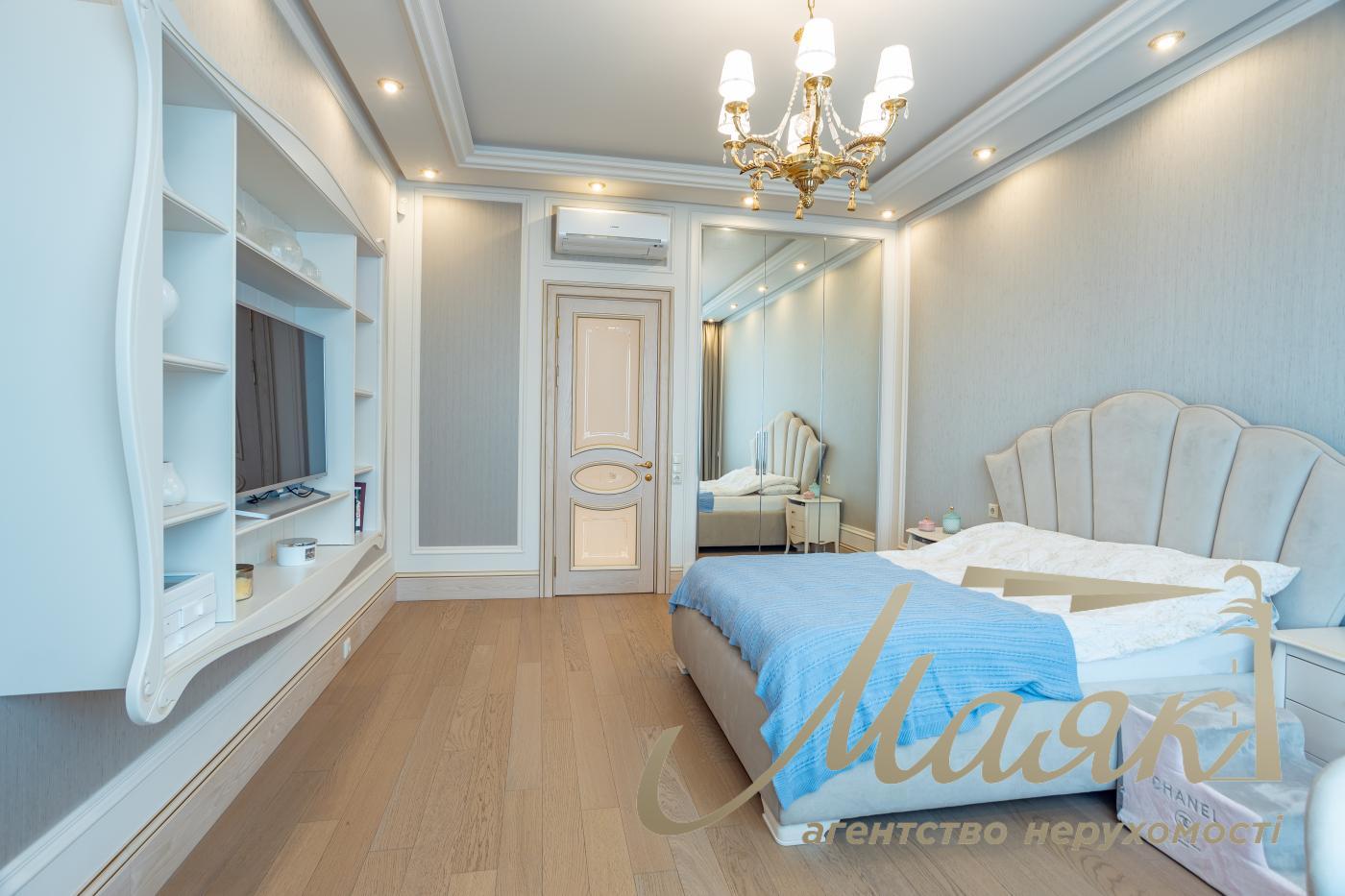 Rent 3-bedroom apartment LCD Novopecherskie Lipki, Verkhoglyada street (Dragomirov)