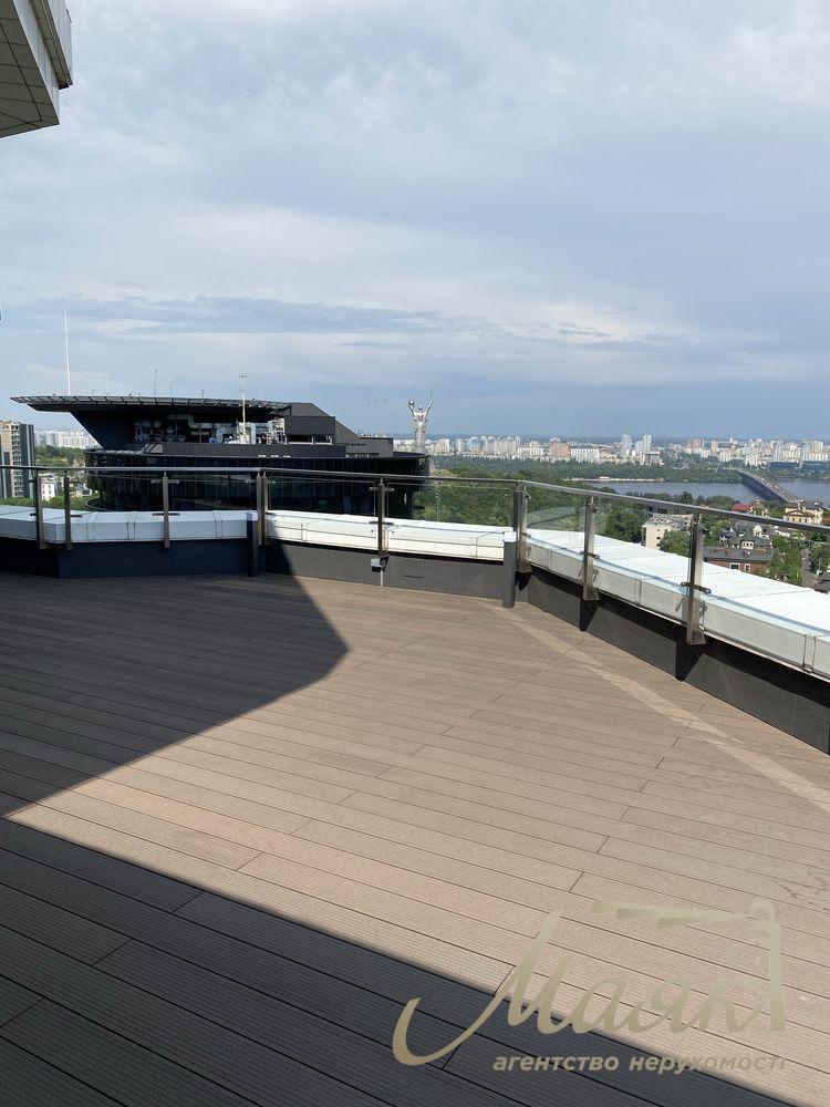 Rent two-storey penthouse with terrace in Pecherskaia