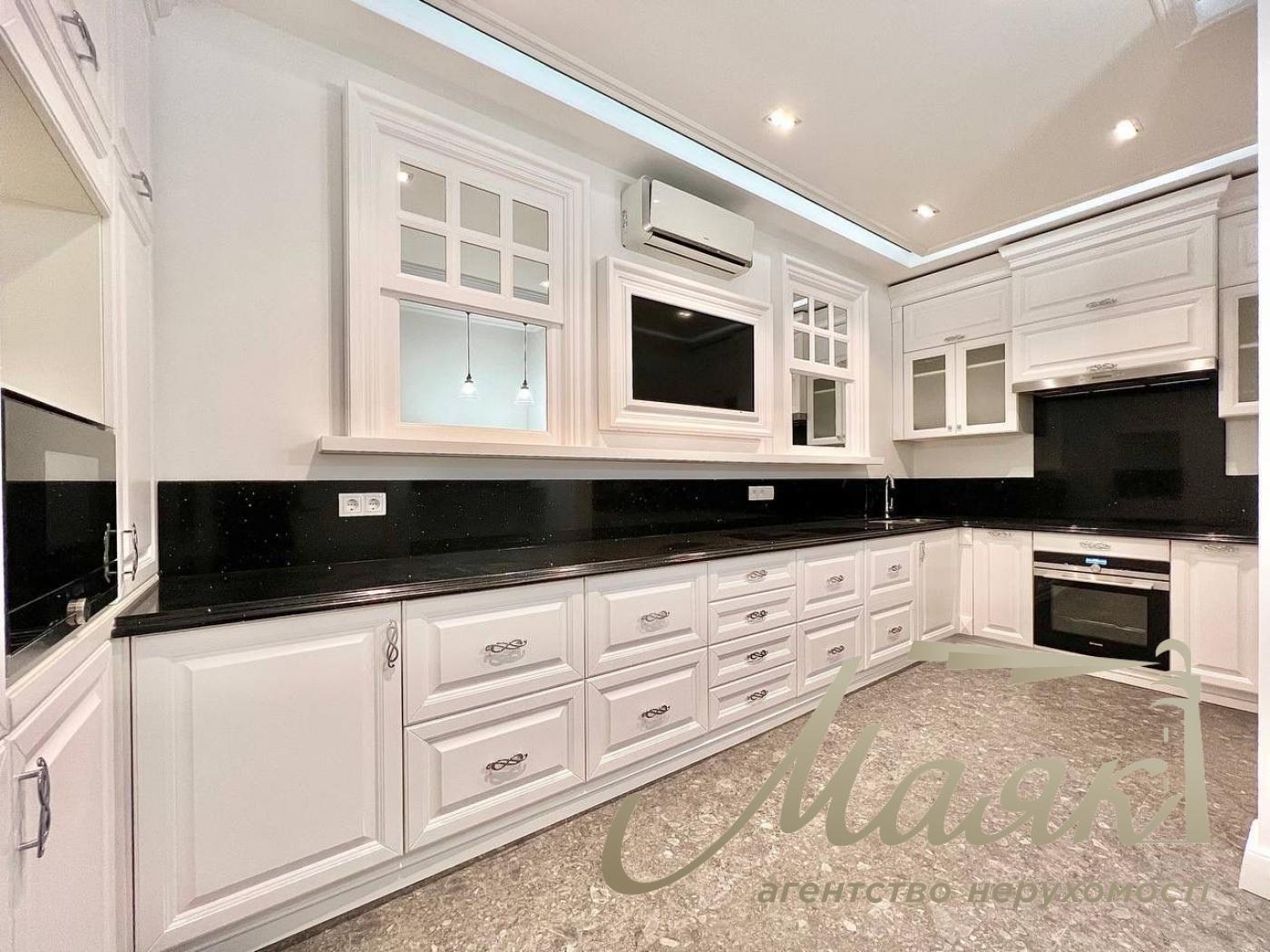 Sale of office with tenant Business Center Carnegie, Klovsky descent street