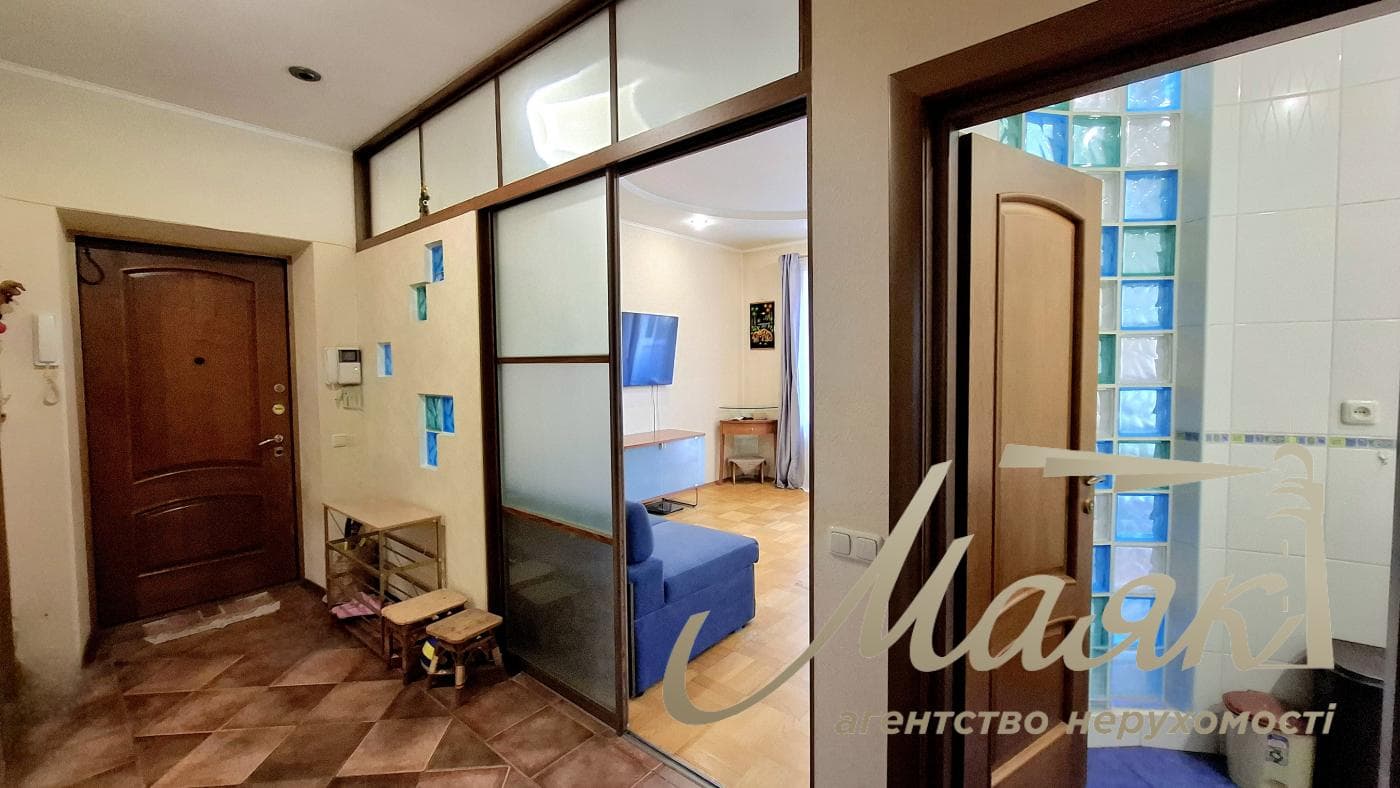Rent a renovated 3-bedroom apartment in Kyiv, Right Bank, Solomyanskyi District, 40 Lypkivskoho St., Vokzalna Metro Station
