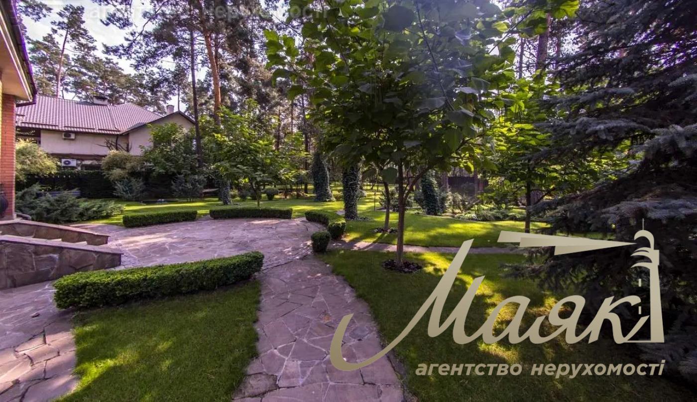 Оренда будинку площею 430 м², що розташований у сосновому лісі на ділянці 50 соток із ландшафтним дизайном у с. Романків.