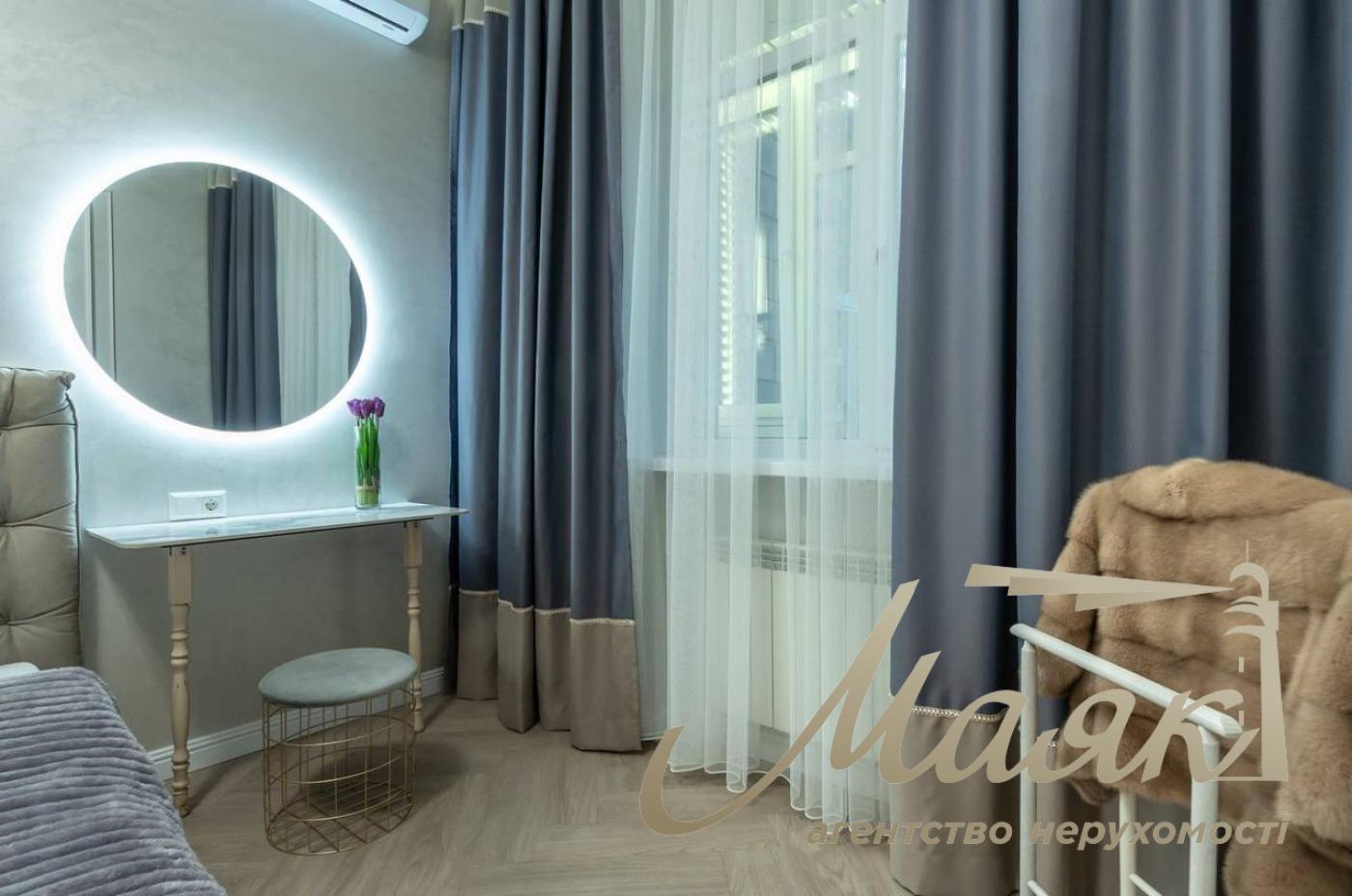Rent a 4-room apartment on Khreshchatyk