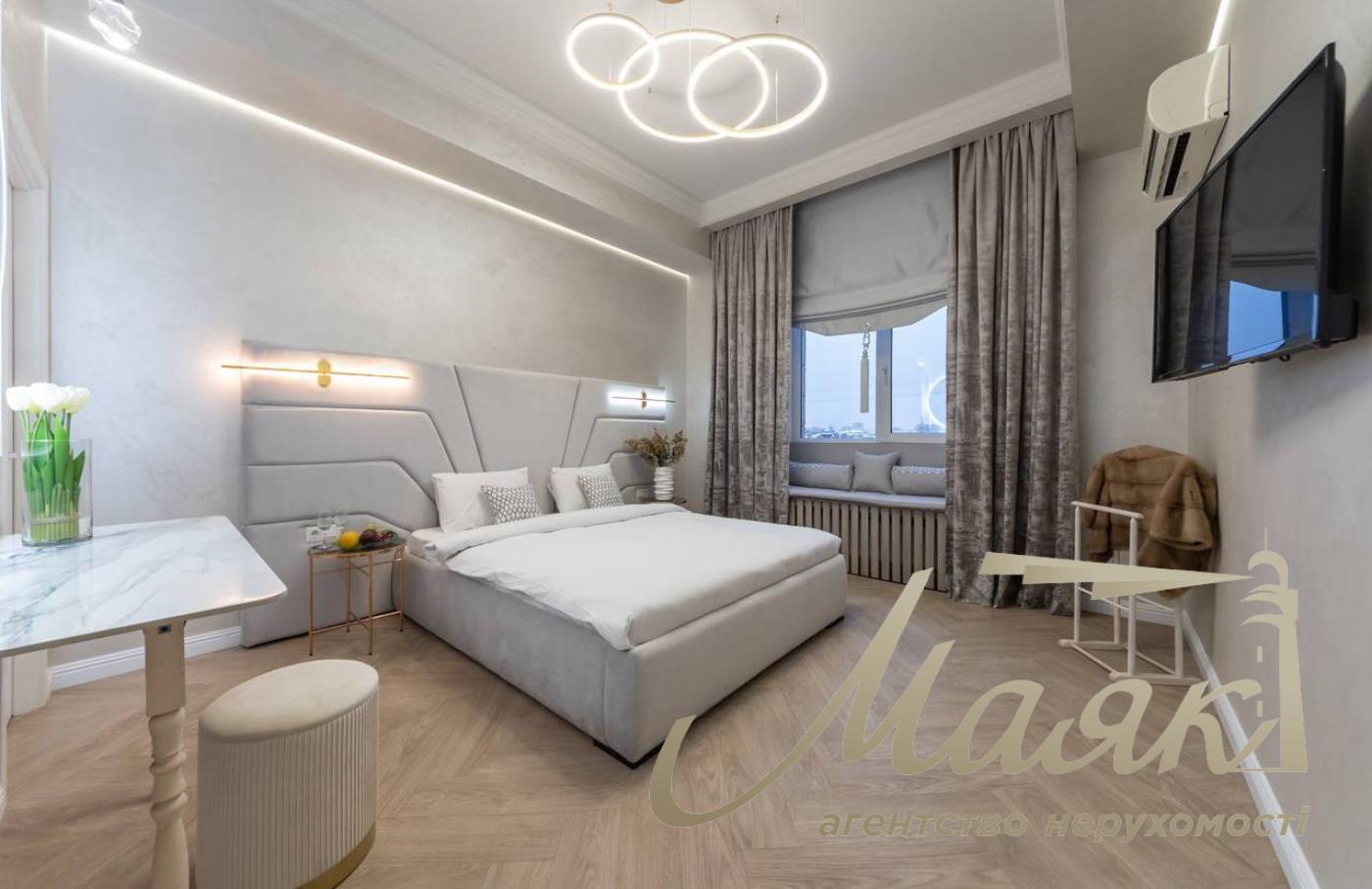 Rent a 4-room apartment on Khreshchatyk