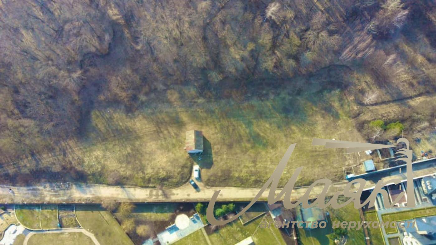 Sale of land from the village of Plyuti, Koncha-Zaspa district. Plot with a lake