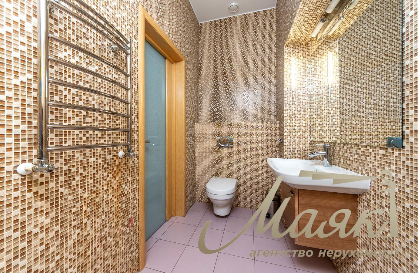 For sale house 400m2 in the village. Romankov, suburbs of Kiev, 18 acres, 8 km to Kiev, in Obukhiv district.