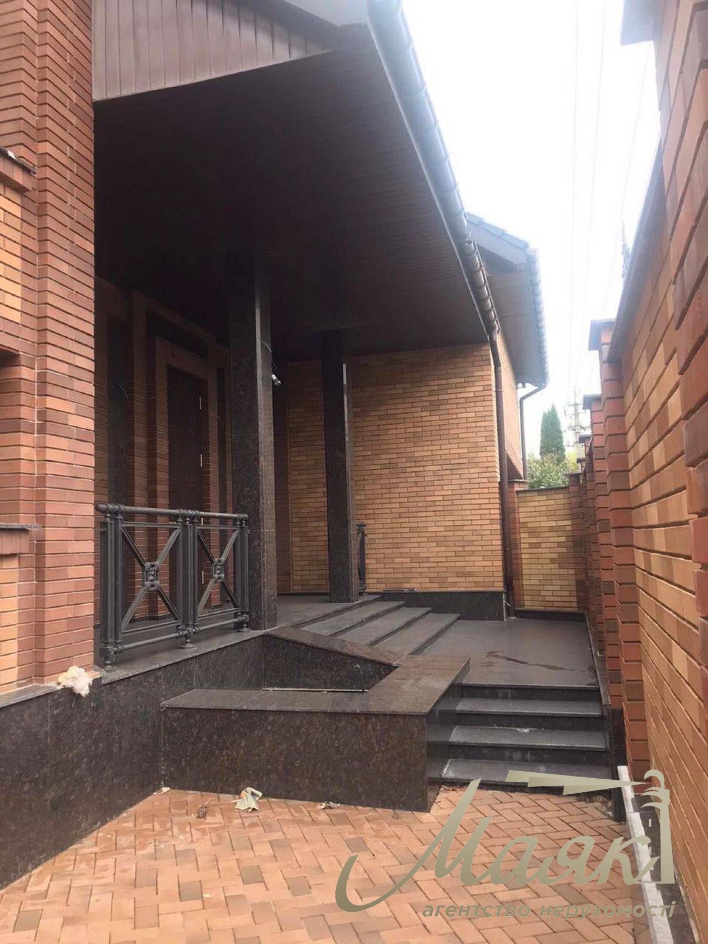 Продаж будинку 1122м2 Козин