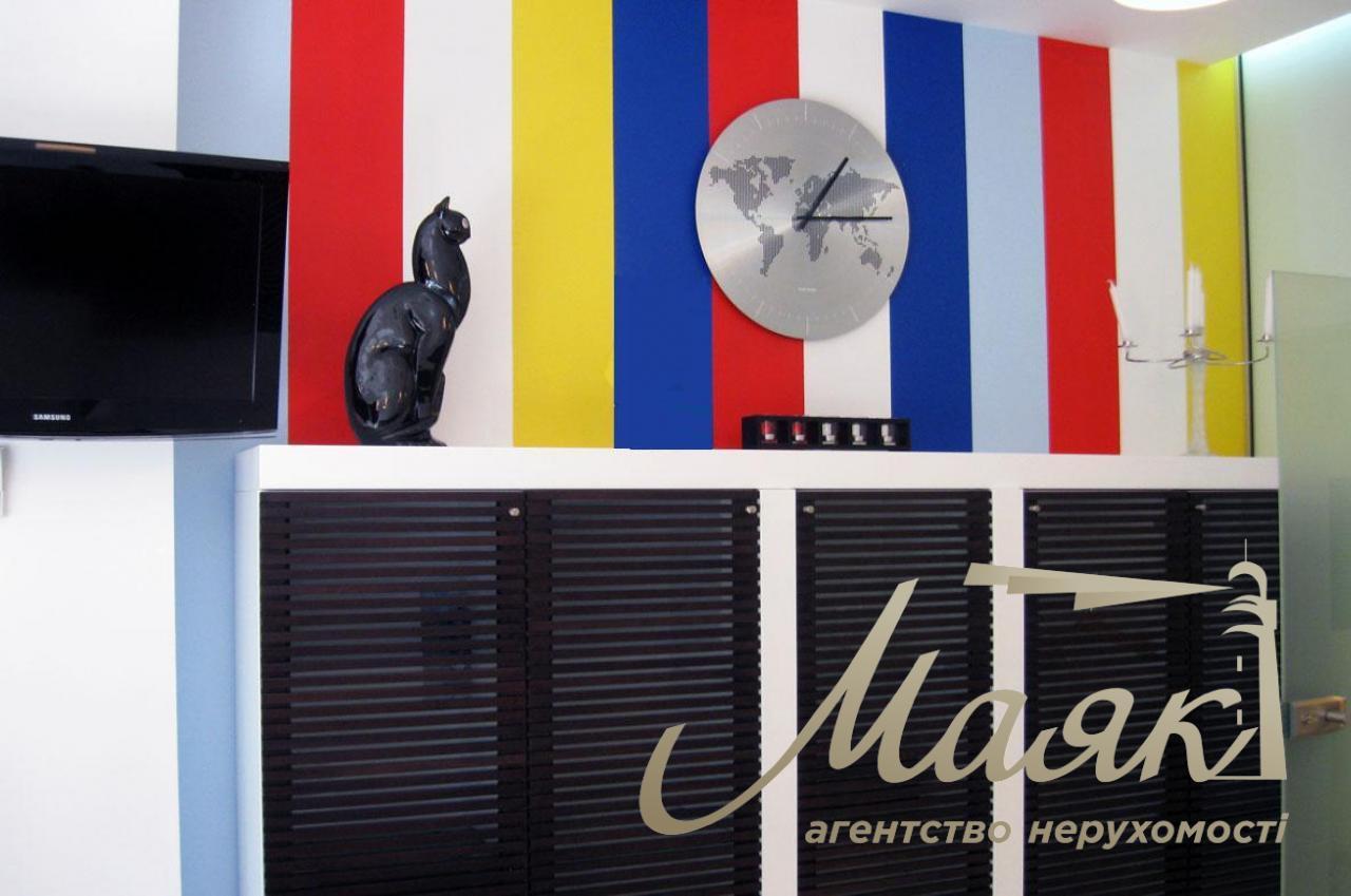 For sale is a respectable office of 178 sq.m. near Mariinsky Park on Grushevskogo Street 9A!