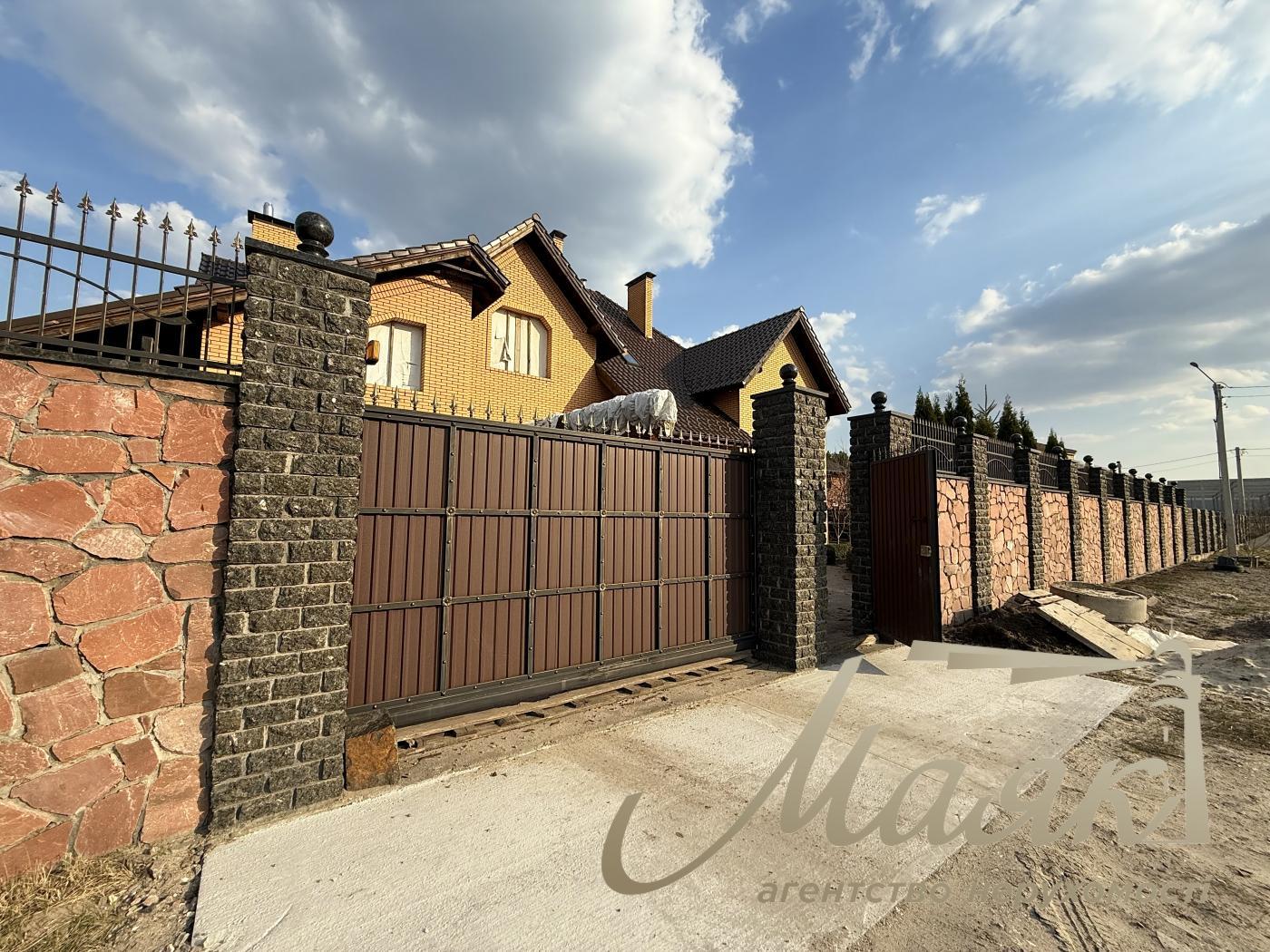 Продажа 2х-этажного дома 357.39м2 в с.Погребы, Броварский район.