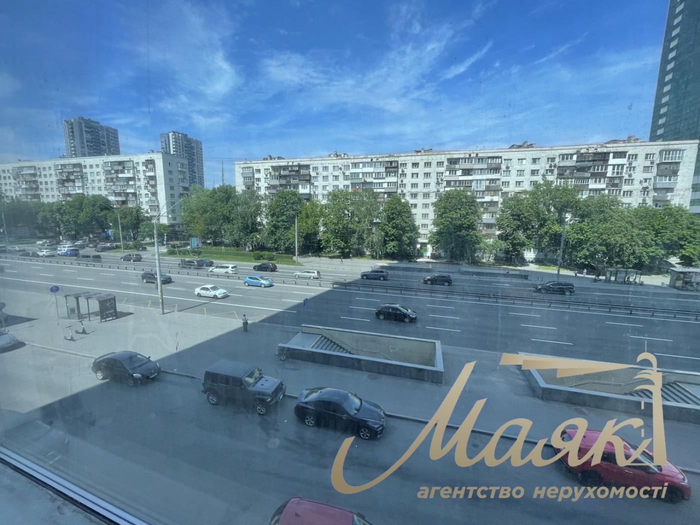 Аренда помещения свободного назначения 1 121м2 в ЖК Манхэттен