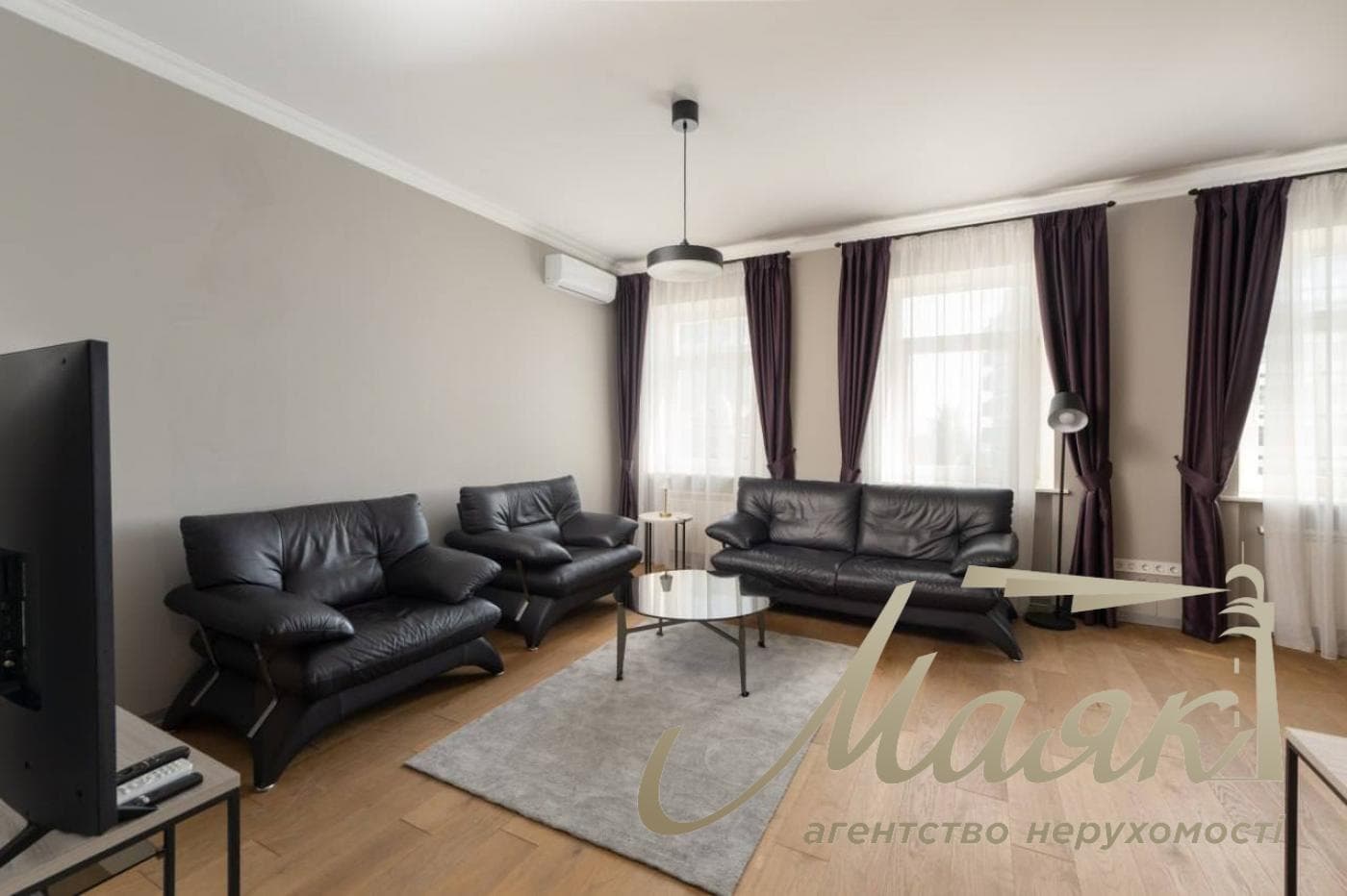 Rent a modern 60-square-meter apartment in the very heart of Kyiv, at 14 Ivana Mazepa Street, Pecherskyi District, downtown Kyiv.