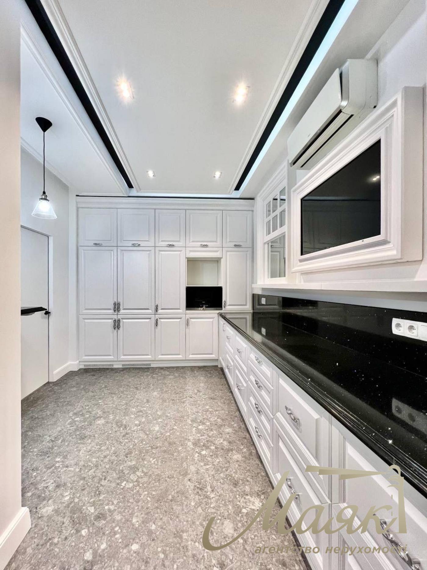 Sale of office with tenant Business Center Carnegie, Klovsky descent street