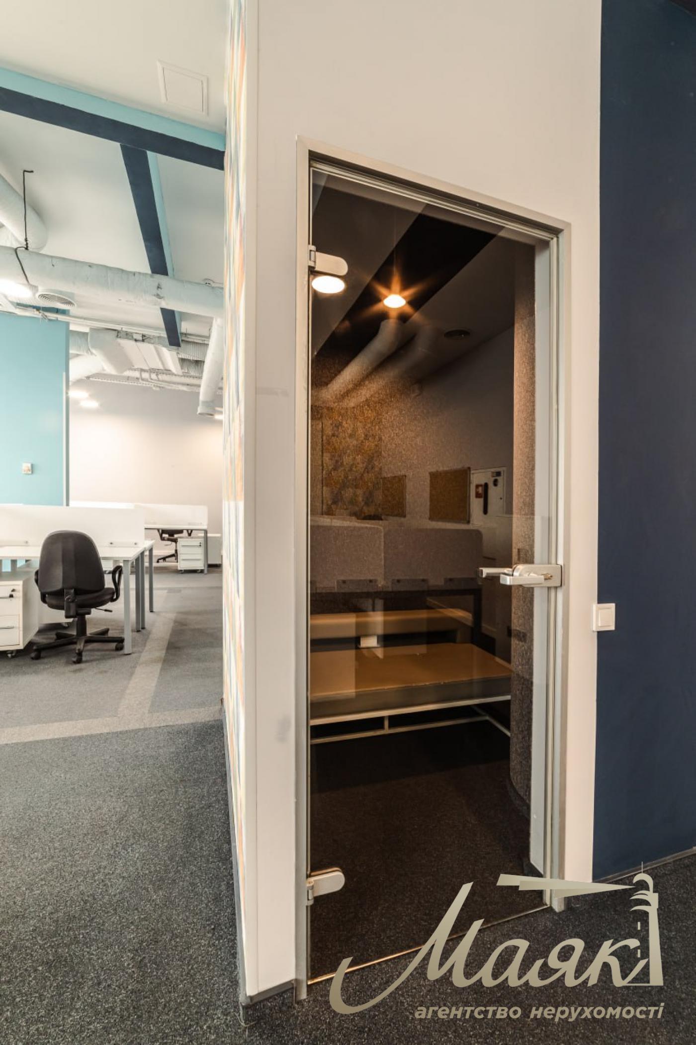Оренда офісу 555 м2 у БЦ з ремонтом, меблями та терасою Олімпійська