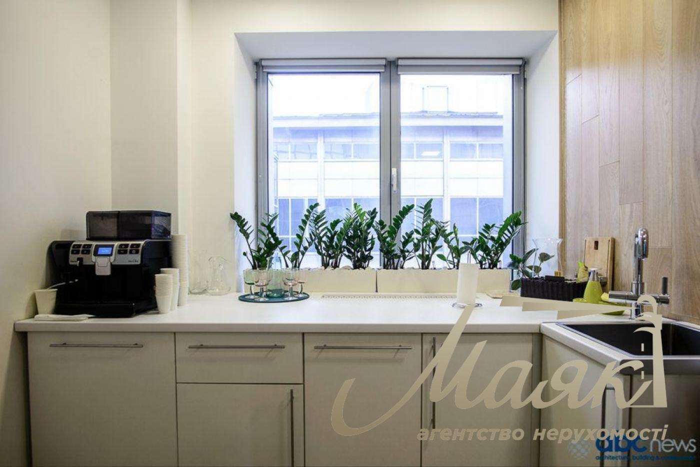 Аренда офиса 860 м.кв. пл.Спортивная, Печерск