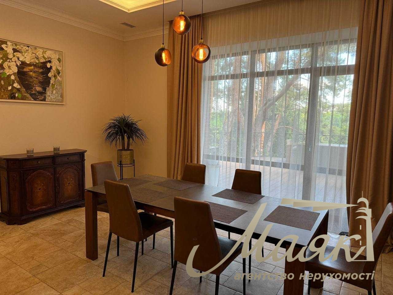 Оренда будинку з басейном у Лісниках, з приголомшливою ділянкою.