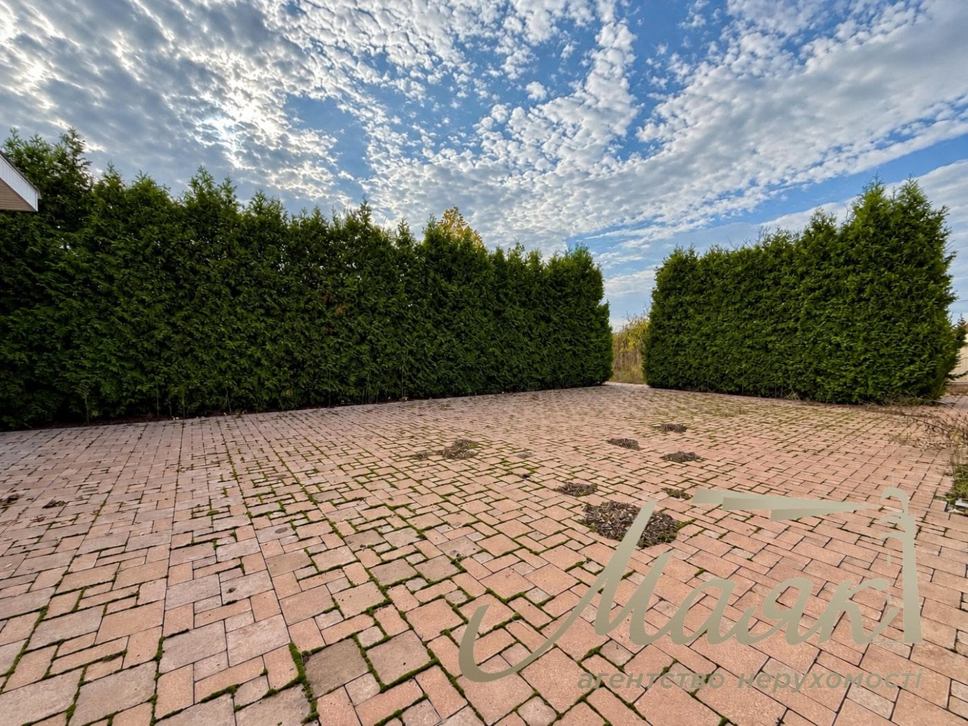 3-story house for sale, 325 m², village of Plyuty