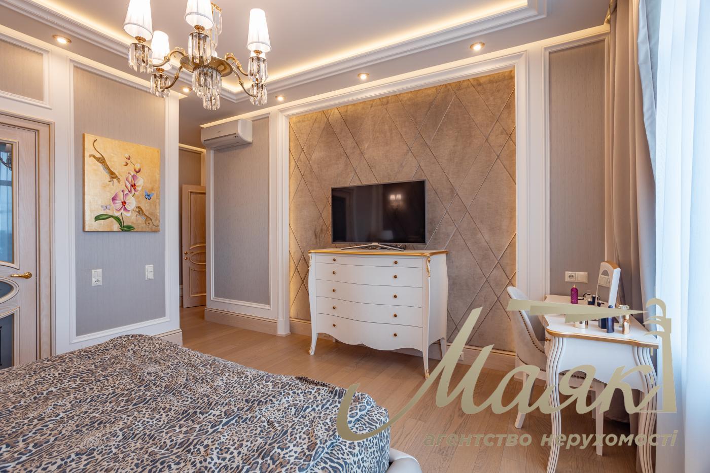 Rent 3-bedroom apartment LCD Novopecherskie Lipki, Verkhoglyada street (Dragomirov)