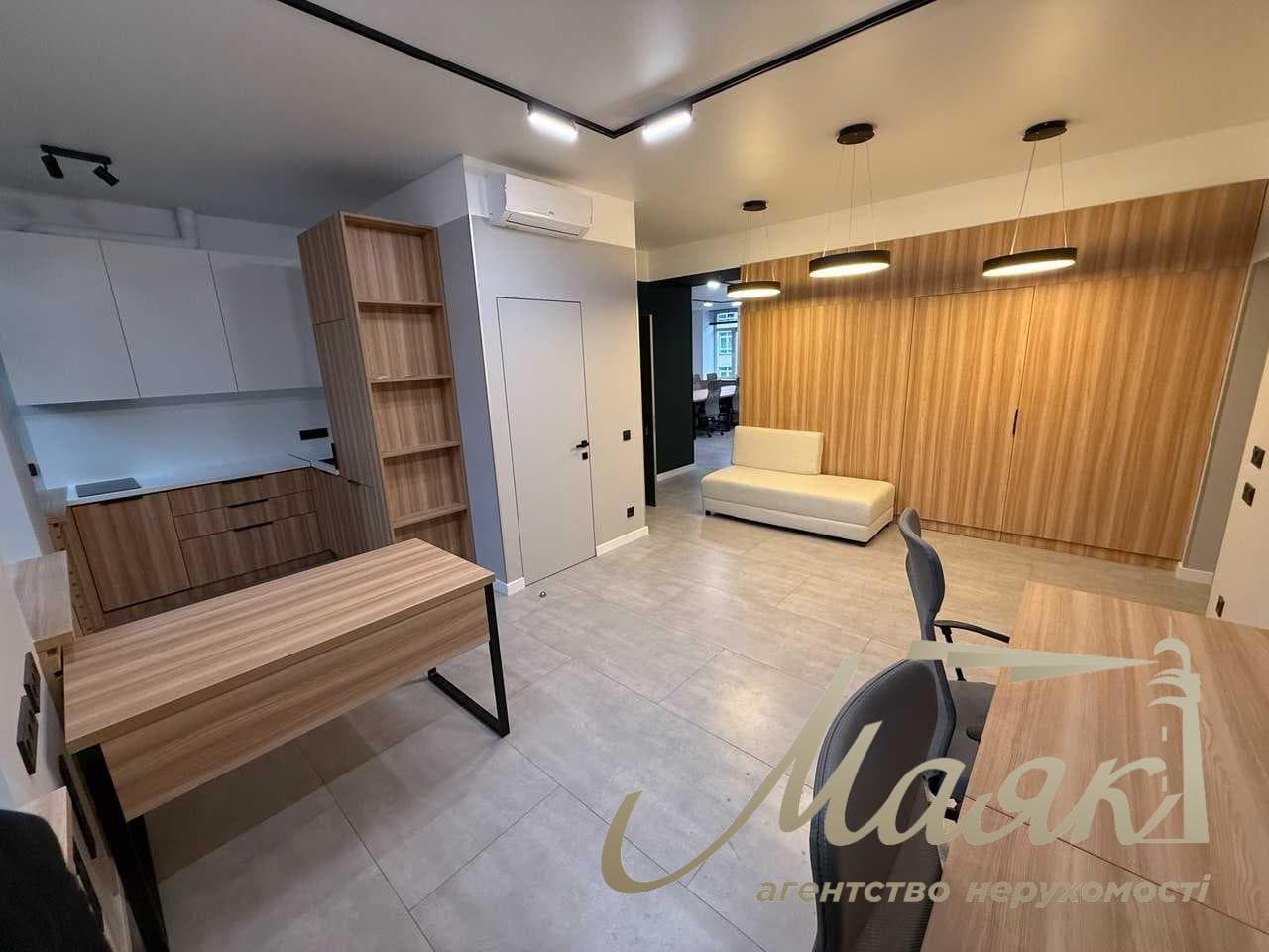 Продається офіс з фасадом та терасою в центрі Києва!