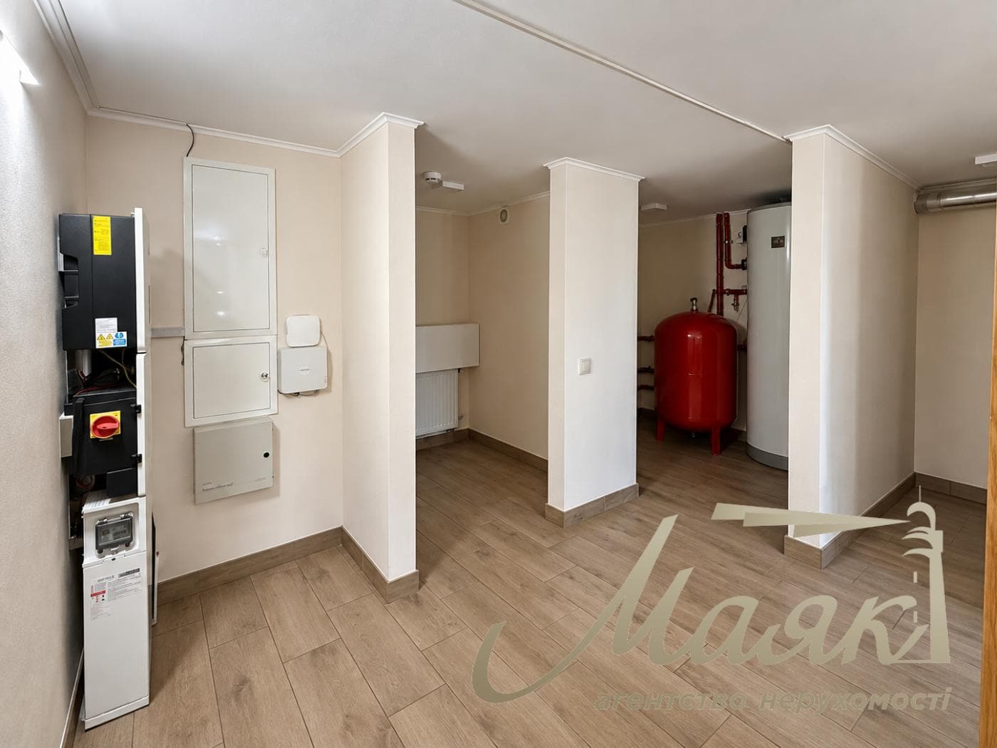 Продаж 3-поверхового будинку/таунхауса площею 95 м² з ремонтом у с. Ходосівка, Обухівський напрямок, Київська область, підвальне приміщення, газ.