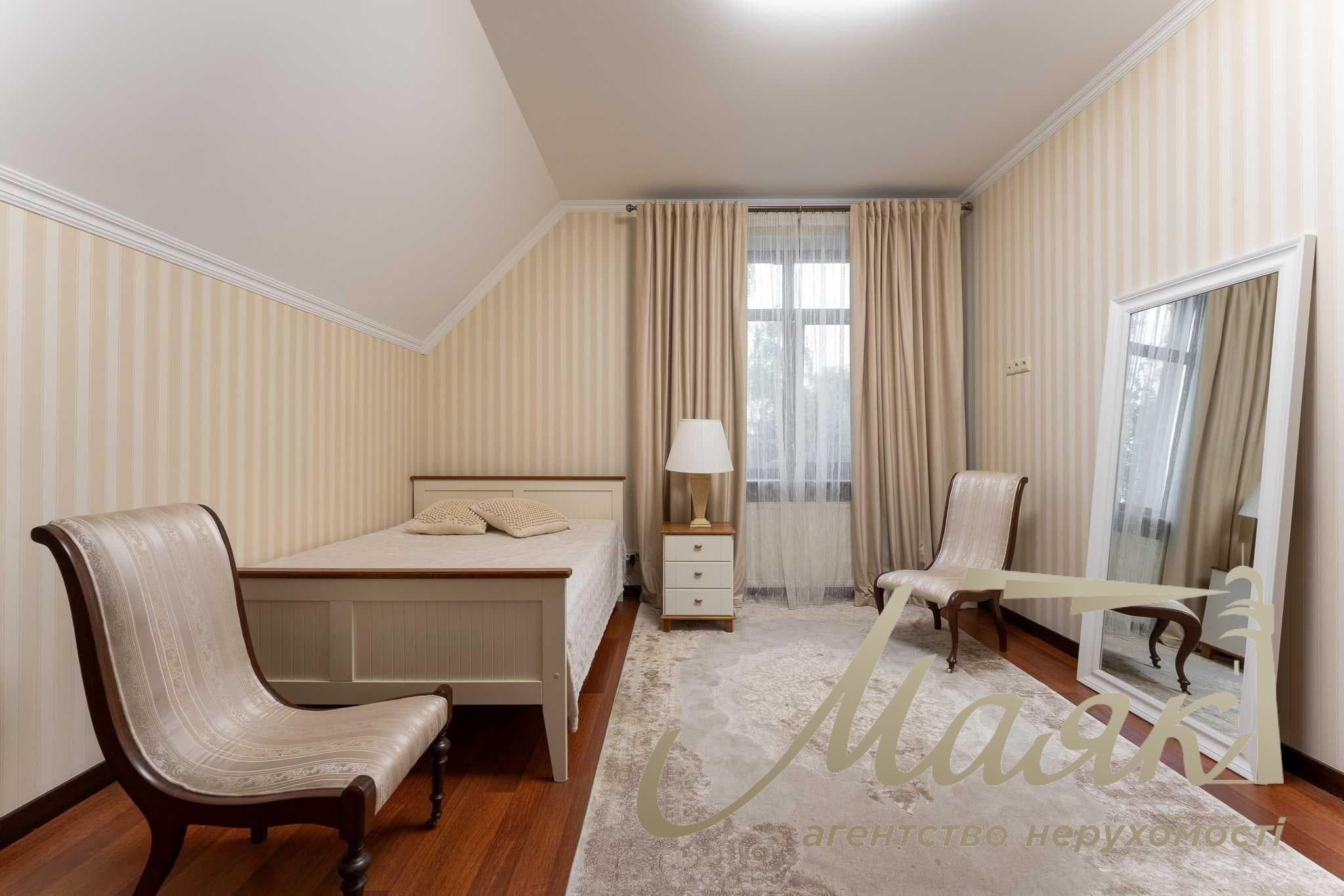 Продаж будинку/сімейної садиби площею 450 м² (2 будинки загальною площею 580 м²), земельна ділянка площею 30 соток, Чапраївка/Віта Литовська, м. Київ, Голосіївський район, 15 хвилин від станції метро «Видубичі»