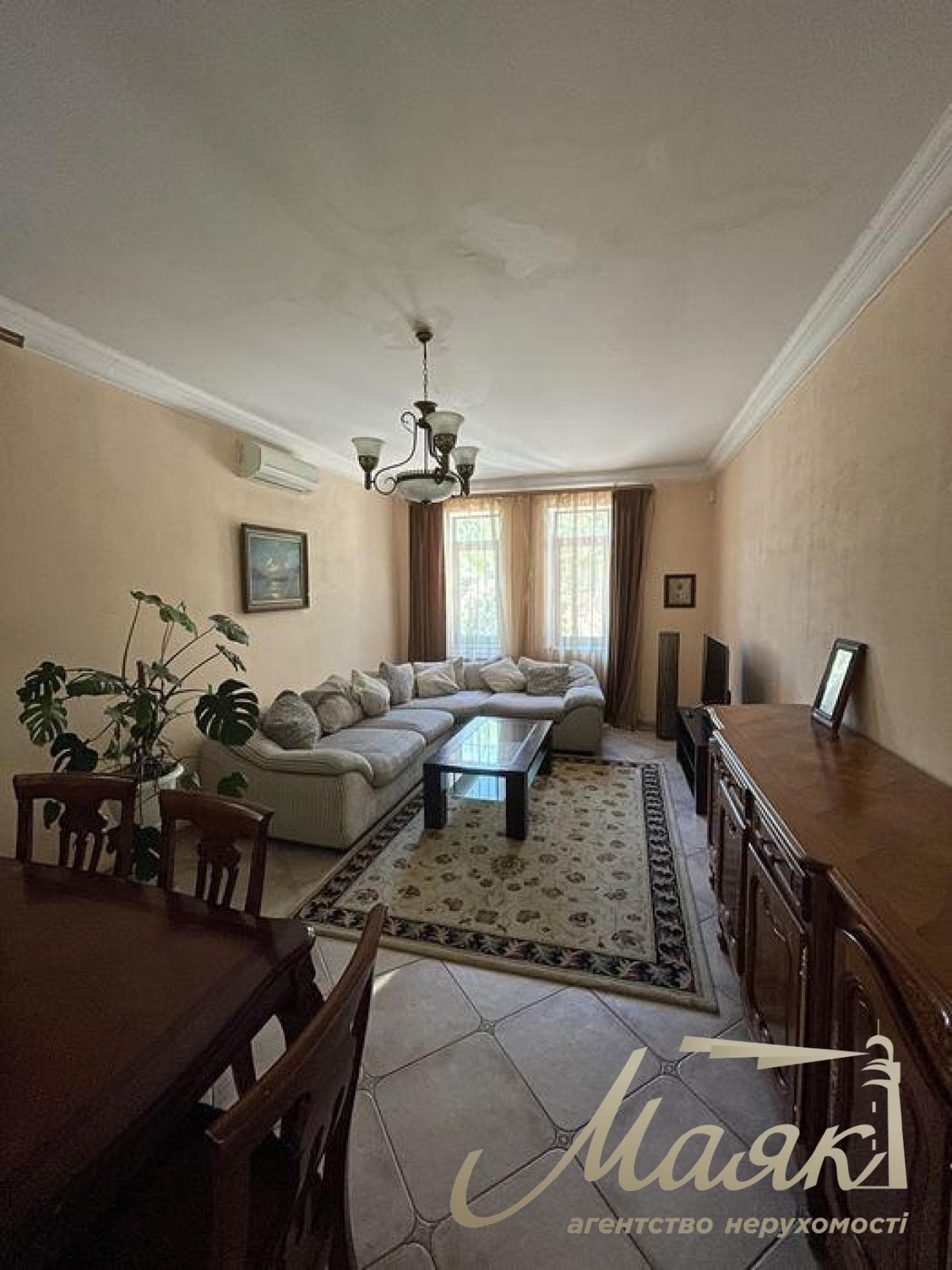 Оренда 3-поверхового будинку (250 м²) у Лесниках