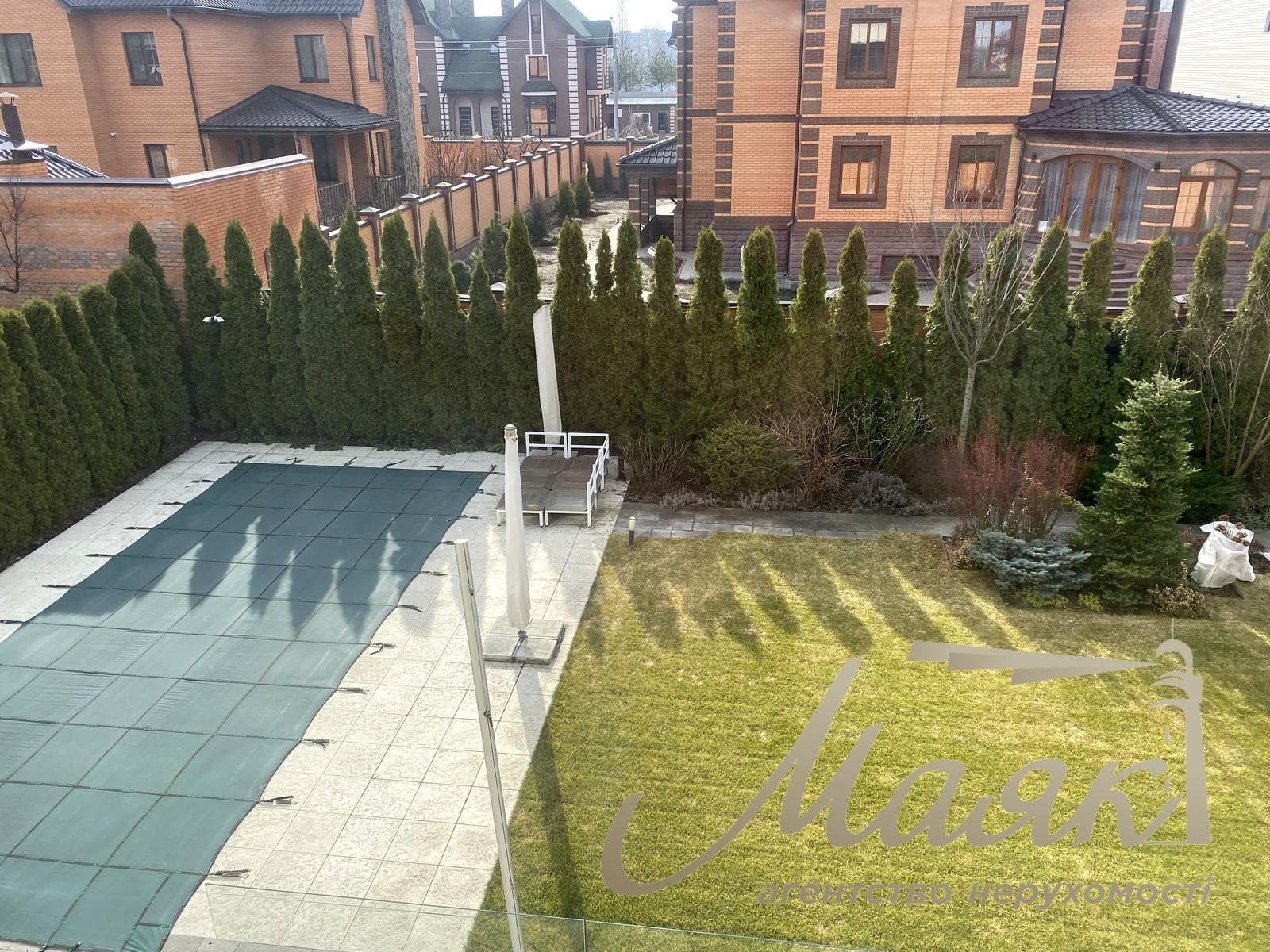For sale 2-storey house 538m2 with swimming pool in a closed cottage town in Obolon.