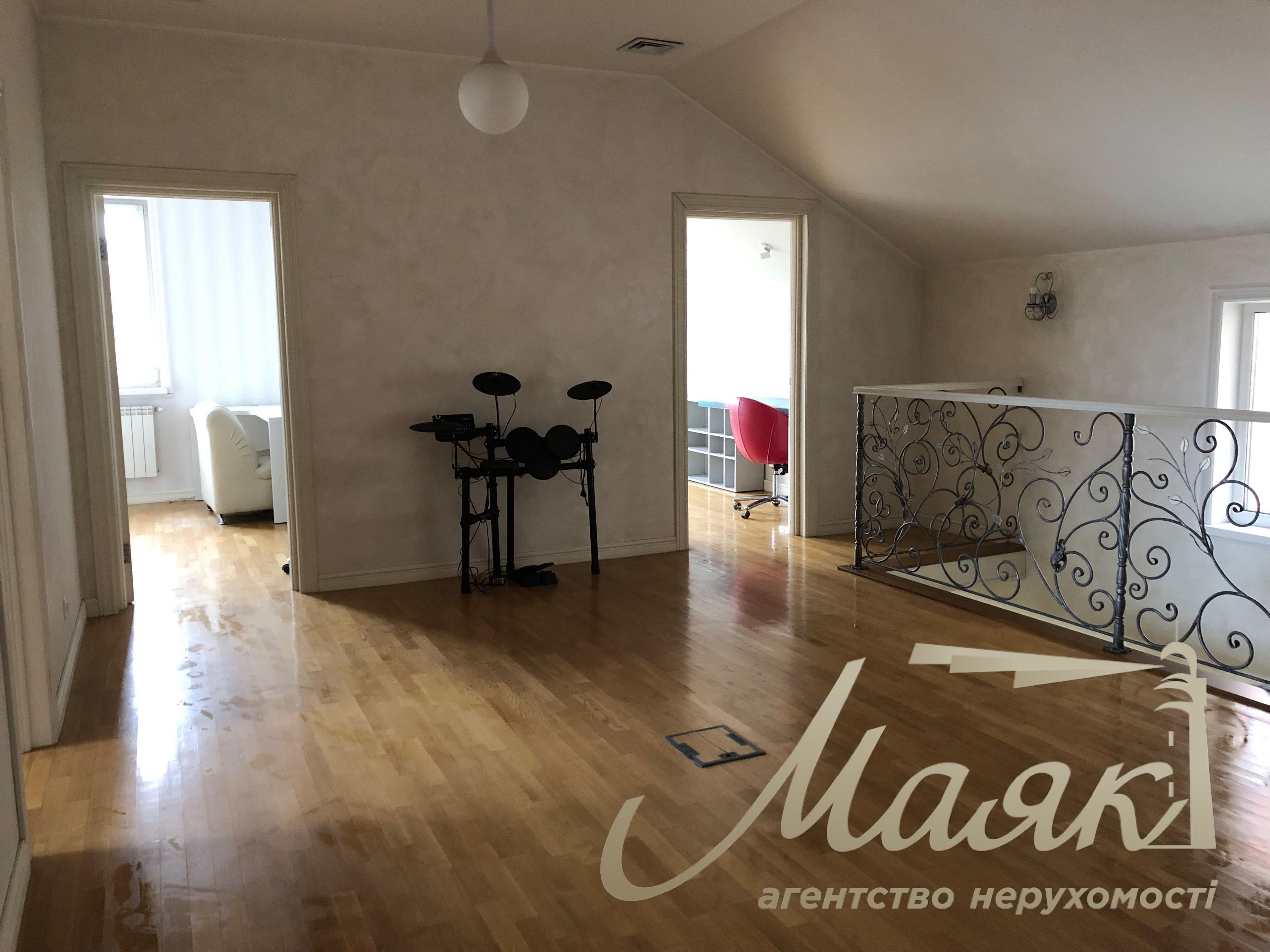 Оренда просторого будинку площею 225 м² у с. Гатне, 5 спалень, камін, 10 хвилин до станції метро «Теремки», Києво-Святошинський район