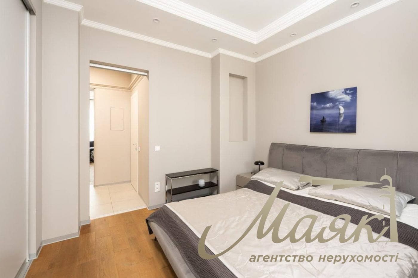 Rent a modern 60-square-meter apartment in the very heart of Kyiv, at 14 Ivana Mazepa Street, Pecherskyi District, downtown Kyiv.