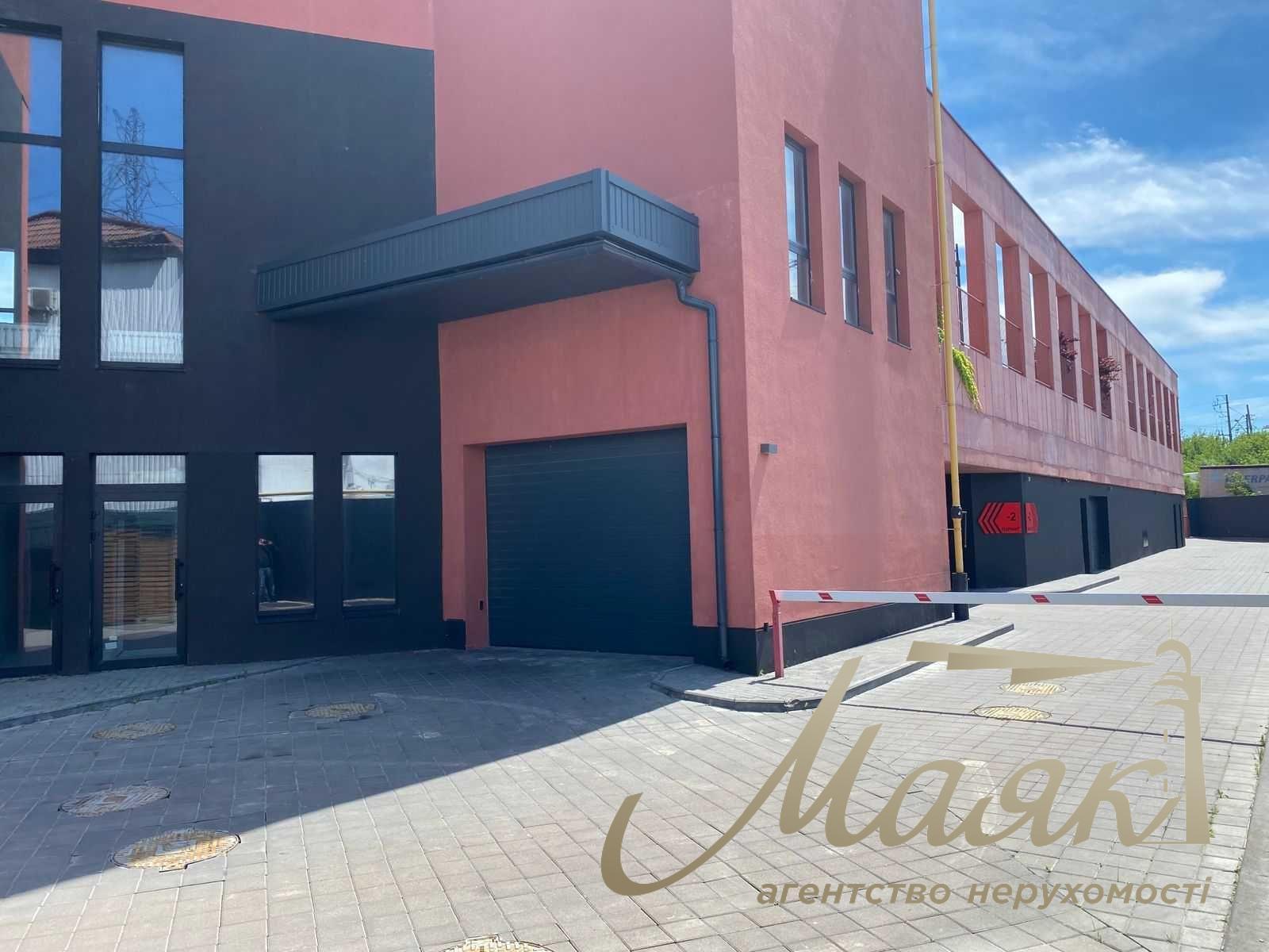 Аренда фасадного помещения 318 м² с рампой и парковкой — отдельностоящее здание