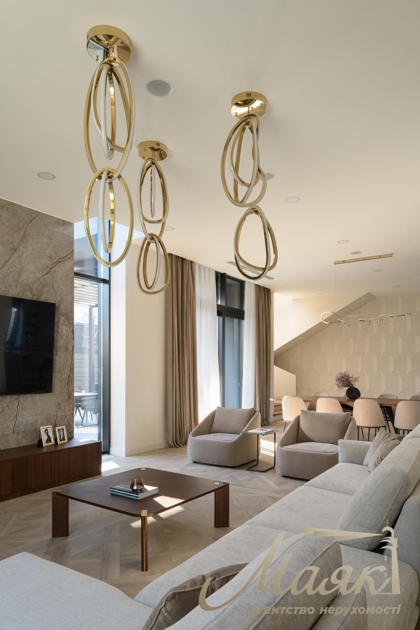 Продаж Будинку, Козин