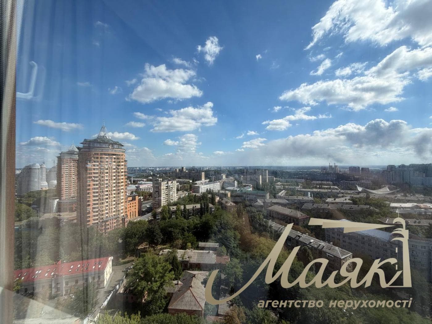 2-room apartment for rent in the Panorama residential complex in Pechersk, at 44-A Konovaltsa Street.